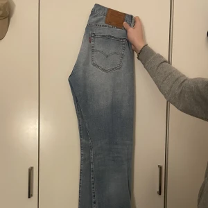 Levis 501 - Ett par ljusblåa Levis 501 i storleken W32 L32. Väldigt bra skicka och är köpta för 1000kr. Priset går att förhandla och köparen står för frakten själv. 