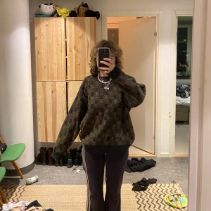 Stickad tröja  - Jättefin stickad tröja! Tycker inte den sitter så bra på mig men är verkligen så fin!! Den är i gaska bra skick och har inte använt så mycket. Den är jätte fin nu på vintern och våren! Den funkar till nästan vilka byxor som helst! 💕