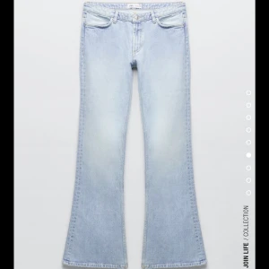 Lågmidjade Bootcut jeans - Säljer dom helt slutsålda o snygga jeans!! Köpta dom här på Plick men tyvärr var dom för korta. Dom e avklippta så passar någon runt 160-165. Nypris: 500kr