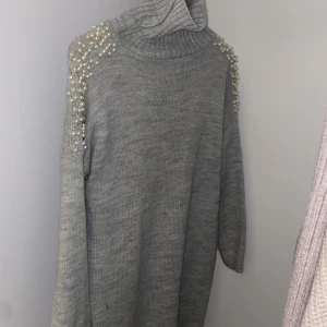 En söt mysig klänning - Säljer denna klänningen med vita pärl detaljer, inget fel på denna. Har bara tröttnat på den. 