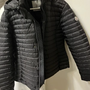 Moncler jacka  - Säljer min nya moncler jacka. Oanvänd med prislappen kvar detta på grund av att den är för liten. Köpt för 7000
