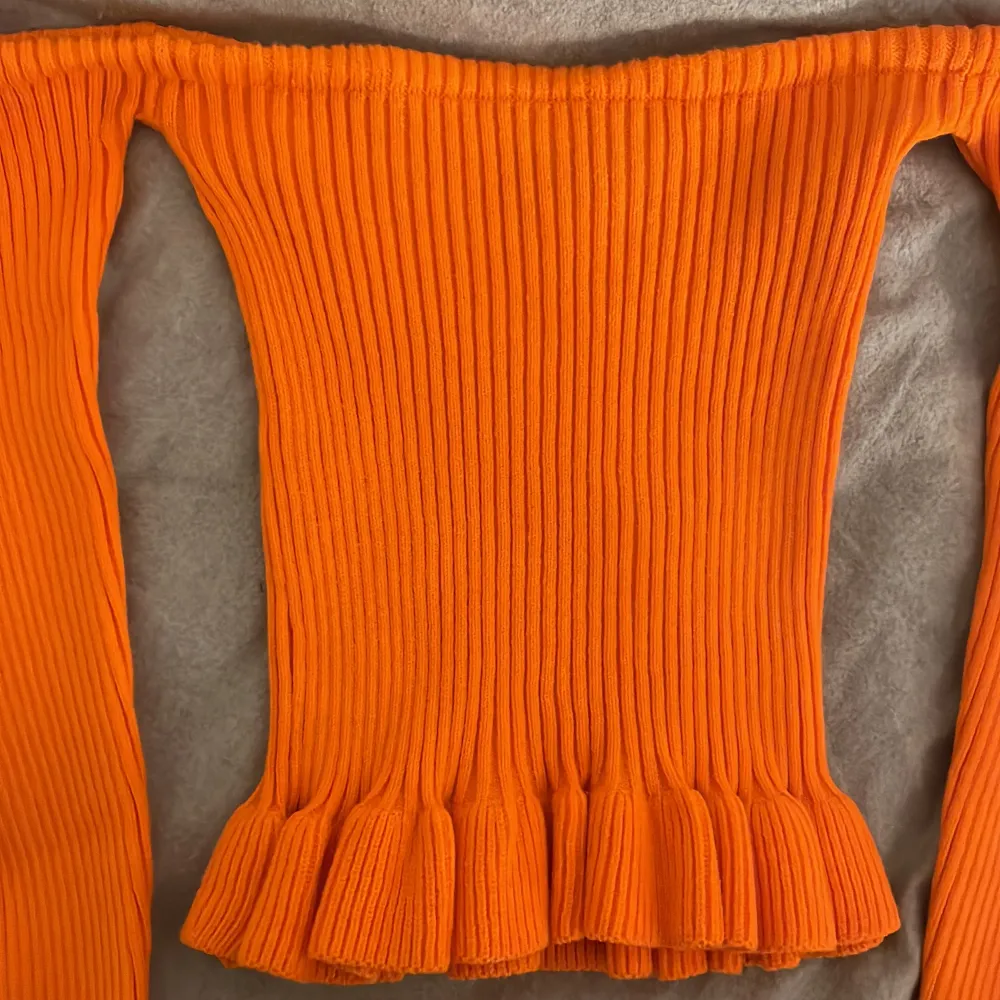Orange tröja som är i mycket bra skick. Storlek L men passar även M.. Toppar.