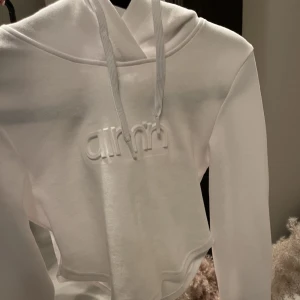 Oanvänd kort hoodie - En kort ”gymhoodie” från aim’n, aldrig använd. Storlek XS. (Köpare står för frakt)
