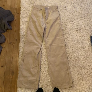 Byxor - Säljer denna fina byxor som jag köpte på zalando, men dom är tyvärr för långa gör mig som är 1,62 cm. Annars är dom jätte fina, det är Manchester tygg. Köparen står för frakten!!💖