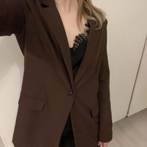 Brun kavaj - Säljer en riktigt fin brun kavaj från vero Moda då jag har flera stycken. Kavajen är nästan aldrig använd och är i storlek 36