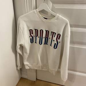 Vit sweatshirt med tryck  Storlek Xs  75 + frakt 