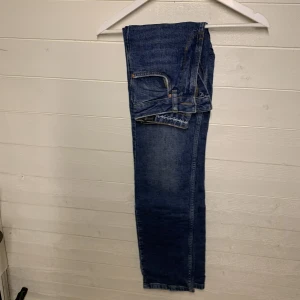 Blåa jenas - Fina blåa jeans med vid passform. Långa i benen och 25 i midjeomkrets. I väldigt fint skick knappt använda. 