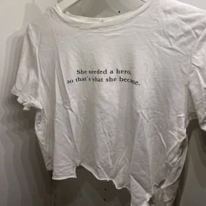 Vit topp - Säljer denna enkla söta toppen med ett fint quote  , storleken är xs men passar mig som har s 