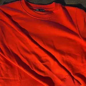 Säljer denna röda tröja då den inte kommer till användning. Använd endast 2 gånger så  väldigt bra skick! Köparen står för frakt.