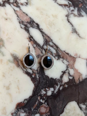 Dyrberg Kern örhängen! - Dyrberg Kern örhängen med svart äkta sten. 