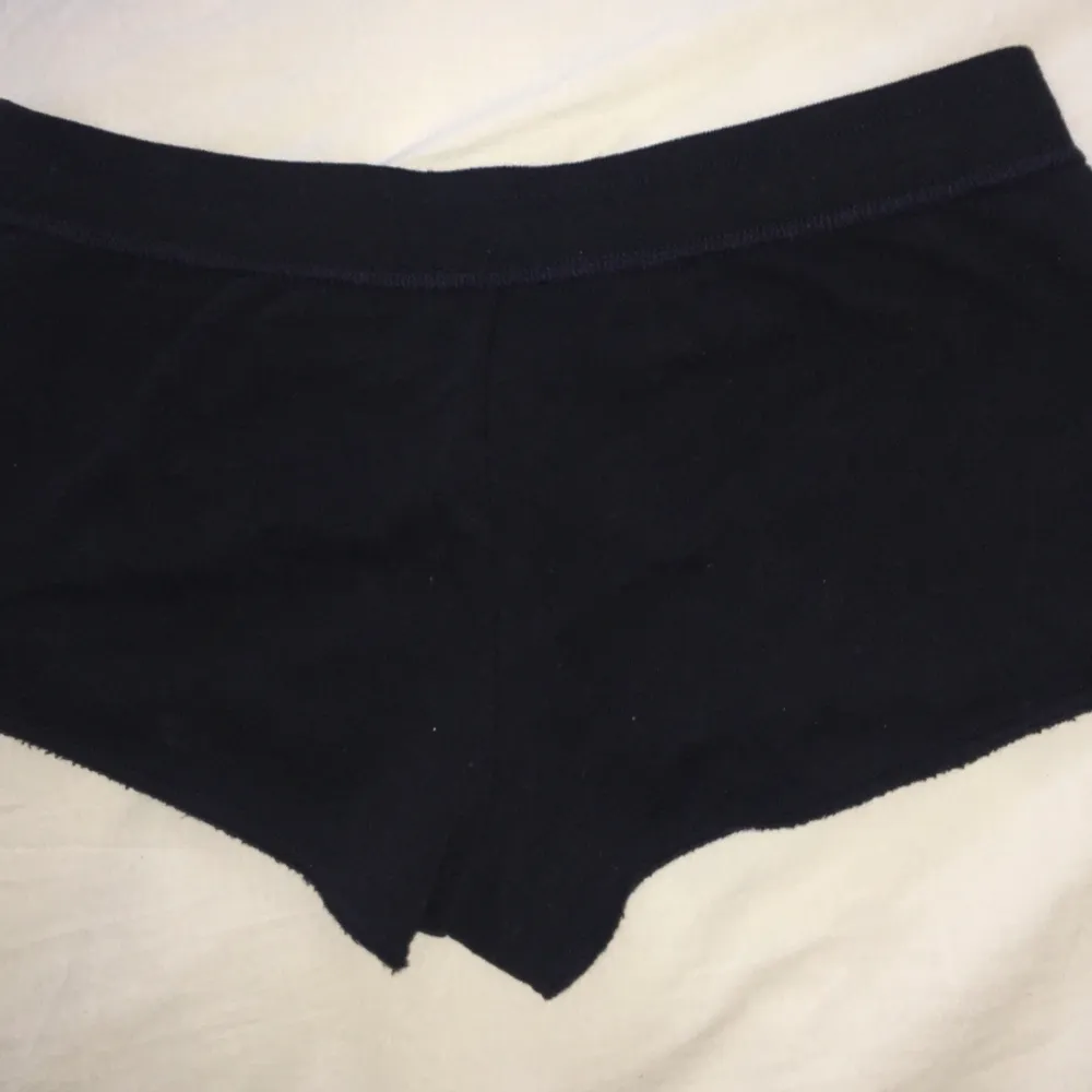 Hotpants/ kortkorta shorts från Holister 150 kr inkl frakt. Storlek S. Bra skick. Svarta med blåa ränder på sidorna. Shorts.