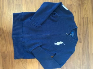 ralph lauren stickad kofta - Hög kvalitet, ovanlig och fin kofta som nästan aldrig vart använd. Säljer för att den är för lite. Fler frågor kom privat.