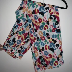 Färgglada byxor  - Färgglada byxor från Bikbok i stolek Small. Väldigt stretchiga i midjan och vida men. Tunt och skönt material (100% polyester) 