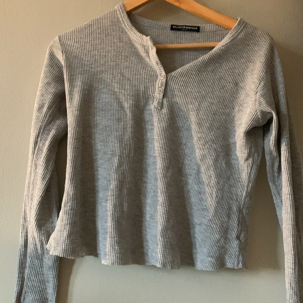 Säljer min fina brandy Melville i storlek one size💘 köpt här på plick i sommras, säljer för att den tyvärr inte kommit till användning❤️ (Första bilden är lånad från den tidigare säljaren). Tröjor & Koftor.