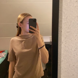 Stockholmstil t-shirt - En fin brun t-shirt från vero moda i stl s men passar också xs. Lite jobbig vid halsen men annars väldigt fin.