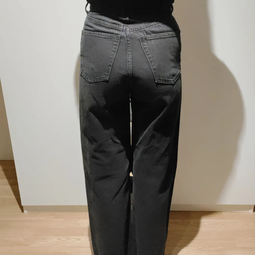 Ganska high wasted jeans från Lindex i storlek 34/ uk8. Säljes pga aldrig använt. Snygga jeans, passar till tjejer med långa ben (jag är 1.73). Sitter bra i rumpan och bra i midjan. Nypris 400 kronor . Jeans & Byxor.