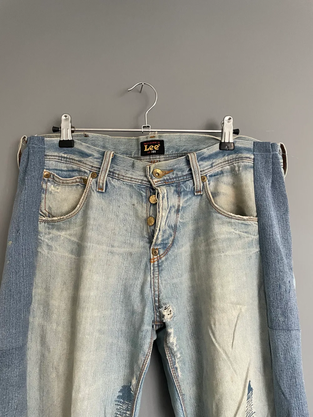 Fett fina jeans från lee men har sytt ut dom för dom va fett små . Jeans & Byxor.