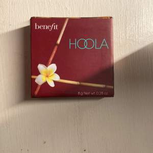 Benefits hoola matt bronzer. Sweep this matte bronzer all over face or use it to create a natural-looking contour.