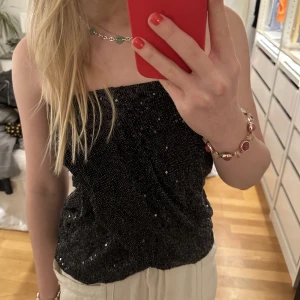 Topp / kjol med paljetter - En glittrig kjol som man också kan bära som en off shoulder topp om man vill. Perfekt topp eller kjol till festligare tillfällen💗