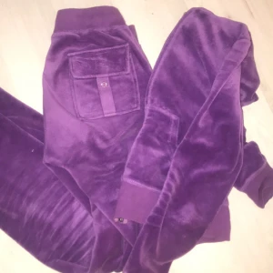 Juicy couture - Lägger upp igen pga oseriösa köpare💕 säljer mitt fina juicy sett, säljer billigare då de inte är 100% garanti på att det är äkta få jag köpt de på plick, fråga gärna om fler bilder eller liknande 💕 pris går att diskutera 