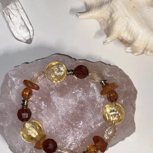 Pärlarmband med äkta bärnsten  - Egengjort pärlarmband:) bärnstens chipsen är äkta!