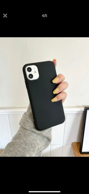 Skal - Säljer ett helt vanligt svart mobil skal till iPhone 11.