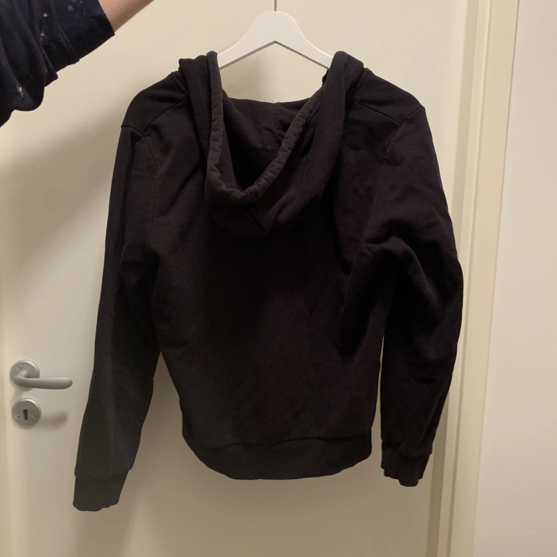 Svart luvtröja med dragkedja  - 90