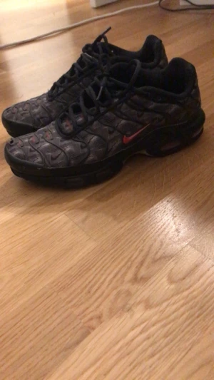 Nike tn skor  - Tjena, säljer dessa Nike tn skor. Dem är väldigt fint skick förutom ett litet hål längst fram på ena skon. I använt men fint skick. Strl 43. Dem är väldigt bekväma men säljer då det inte riktigt är min stil!