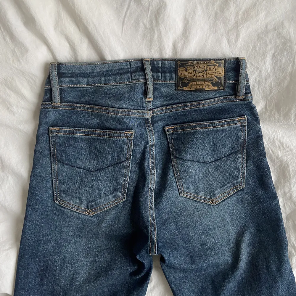 Ett par midwaist flare jeans från crocker! Waist: 26 | Length: 33. Använda ett få antal gånger och är i bra skick, jeansen passar till storlek 34 / XS och går ner till fötterna på mig som är 169 cm⭐️. Jeans & Byxor.