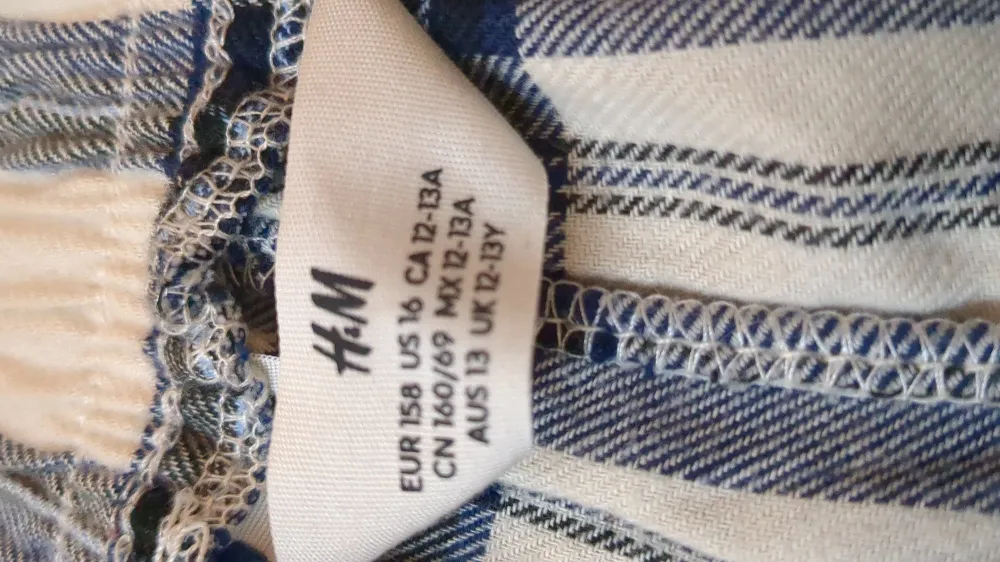 Säljer ett par rutiga pjyamas-byxor. 😃Finns inget tecken på att jag har använt de.💙 Pris kan diskuteras ❤️. Jeans & Byxor.