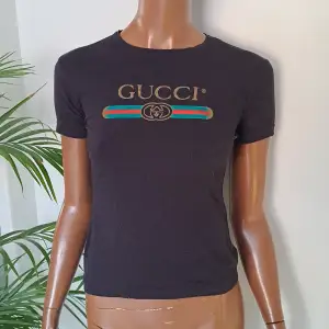 Oäkta gucci t-shirt, det står 158/164 på storlekslappen, men jag tänker att den säkert passar xs. Väldigt liten i ärmar och hals dock. 100% bomull Ärmar 24cm galsringning helt utsträckt 54cm byst 76cm