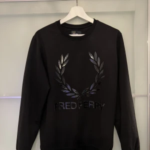 Fred Perry Sweatshirt - Säljer en Fred Perry Sweatshirt som har blivit lite för liten för mig. Den är i ett bra tillstånd då den inte används många gånger alls. Den köptes för 999kr i en Fred Perry store i New York.