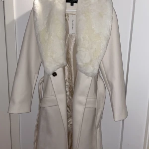 Vit kappa med päls strl 34 Helt ny!! - Helt ny  Vit kappa nypris 1098 