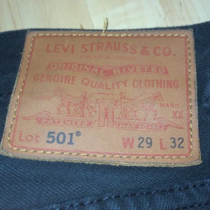 Levis jeans 501 - Ett par fräscha svarta 501 Levis jeans. Storlek 29/32 och de är lågmidjade. Inget fel med de pris kan kanske diskuteras
