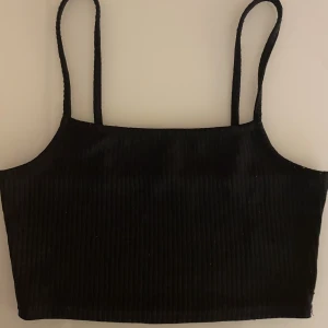 Litet svart linne  - Svart linne från HM. Skönt material.    Skick 7/10, nopprar lite. Kan frakta och mötas upp i gbg