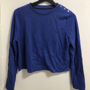 Tröja  - I strl S, fina detaljer 