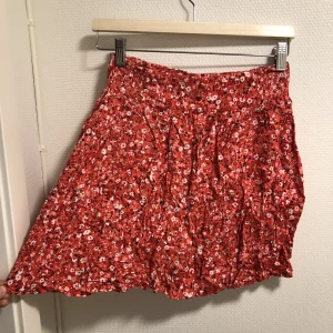 Kjol från HM - Från HM i strl S. Skrynklig men fin vid strykning! 