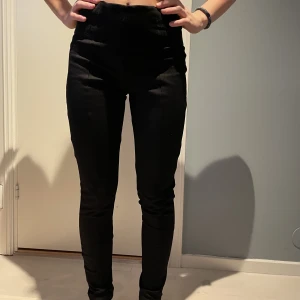 Byxa tight  - Tights byxa från zara, resor detalj på båda sidor av midjan. Zara basic collection storlek Small 