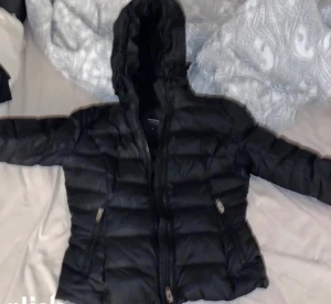 Rock and blue jacka  - Rock and blue jacka säljes, väldigt fint skick o inga skador eller märken, köptes för över 3000kr,  och den är  som ny i skicket använd ett par fåtal gånger, päls ingår till luvan, jackan är köpt på design only och är äkta! Köparen står för frakten! 