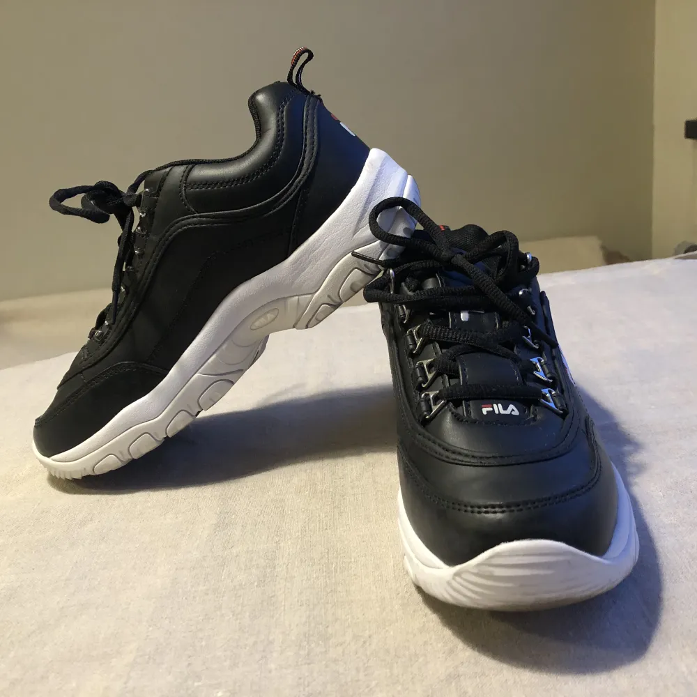 Storlek 39, Dam Fila sneakers, använda endast en eller två gånger därav i jättefint skick! Storlek 39, jättesköna att gå i! 300 kr. Skor.