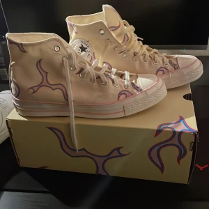 Tyler the creators egen designade Converse - Tyler the creators egen designade sko. Vann ett par av 500 och säljer de nu i storlek 43 för 1000. Använt 3 gånger, vet inte vart man kan köpa de om det ens går att köpa i Sverige, men det ligger på ett värde för 2200kr i USA. Skriv vid intresse!
