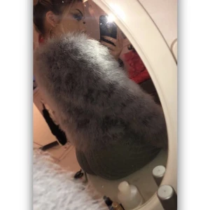 Fluffig jacka DM - Lyxig fluffig grå fjäder jacka från Dennis Maglic. Storlek S, nypris 1 399kr. Frakt 81-111kr.