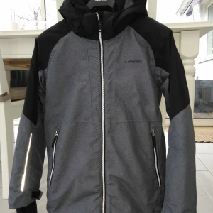 Skidjacka - Vinter/skidjacka i nyskick. Stl 164. Everest.