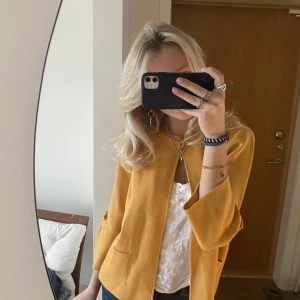 Kofta - Så söt kofta med lite kortare ärmar, aldrig använd 