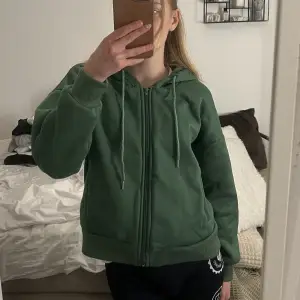 Säljer denna gröna hoodie som är från shein. Använd cirka 2 gånger men kommer inte till användning. Väldigt mjukt fleecetyg inuti. Köpt för 139kr☀️