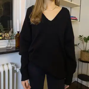 Stickad svart ocersized tröja från Chiquelle i storlek onesies💕