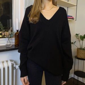 Stikad oversized tröja - Stickad svart ocersized tröja från Chiquelle i storlek onesies💕