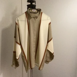 Vintage blus  - Fin Vintage blus inköpt i Paris för några år sedan 