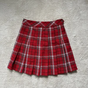 Rutig kjol - Rutig röd kjol i fint skick. Stl 32, från HM.