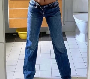 Mid Rise straight jeans - Säljer dessa mid Rise straighta jeansen från zara i strl 36, försmå för mig på bredden men passar någon med 34-36! Fint skick första bild lånad